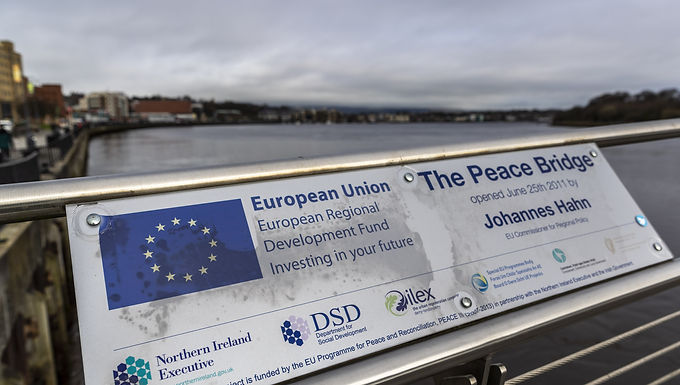 Reino Unido retrasa controles post-Brexit de mercancías de Irlanda por las conversaciones con UE