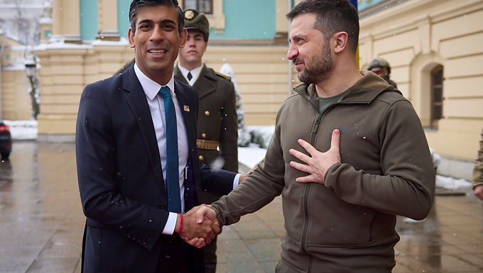 Rishi Sunak le dice al presidente Zelensky 'estamos con usted todo el camino' cuando llega a Kiev en su primer viaje a Ucrania desde que se convirtió en primer ministro con una promesa de armas de 50 millones de libras esterlinas.