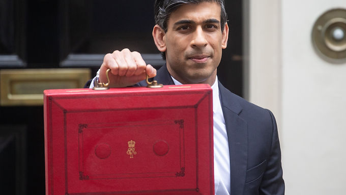 Rishi Sunak tiene £ 30 mil millones adicionales para gastos o recortes de impuestos el próximo año gracias a la fuerte recuperación del Reino Unido, dice el grupo de expertos IFS, pero casi NO tiene margen de maniobra a largo plazo después de que Covid 'marcara' la economía