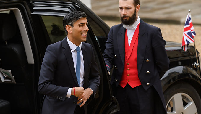 Rishi Sunak y Emmanuel Macron discuten los cruces de migrantes en una reunión en París