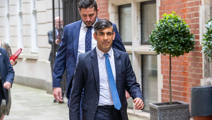 Rishi Sunak advierte que Keir Starmer "aumentará los impuestos y atacará su pensión" y "no tiene ningún plan" sobre inmigración mientras los líderes se pelean en el debate electoral de ITV