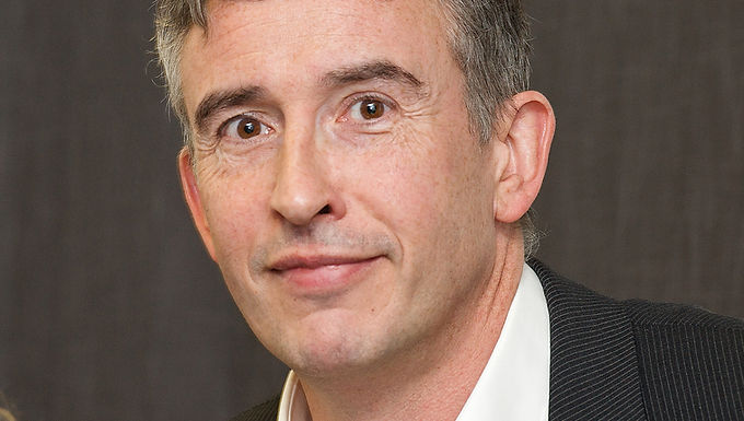 Steve Coogan acusa a Keir Starmer de esperar a ver "en qué dirección sopla el viento" mientras el ex partidario de Jeremy Corbyn ataca al líder laborista.