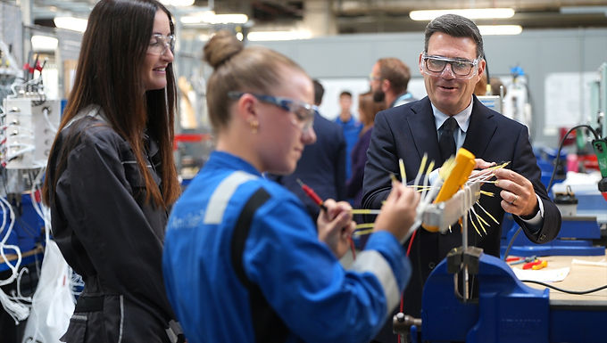 Reino Unido gira hacia la FP: Burnham rompe con la era universitaria de Blair