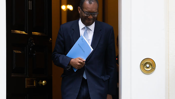 Truss sacrifica a Kwarteng para salvar su cargo de primer ministro mientras abandona la promesa de impuestos