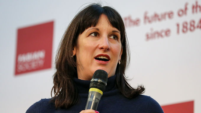 La canciller en la sombra, Rachel Reeves, promete gastar 224.000 millones de libras esterlinas en la transición del Reino Unido hacia la ecología, ya que también promete eliminar las tasas comerciales y afirma que Rishi Sunak está "desaparecido en acción" en medio de la crisis del petróleo.