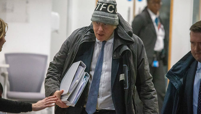El exlíder del Reino Unido, Boris Johnson, rechaza la idea de que quería dejar que el COVID-19 "arrasara" a la población