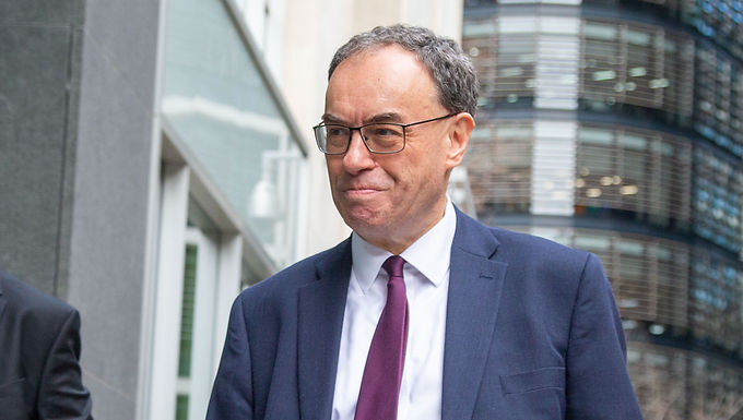 Los recortes de tasas de interés pueden no ser "rápidas" debido a la inflación "pegajosa", advierten los jefes del Banco de Inglaterra, ya que destacan los riesgos "sustanciales" de la guerra comercial de Trump