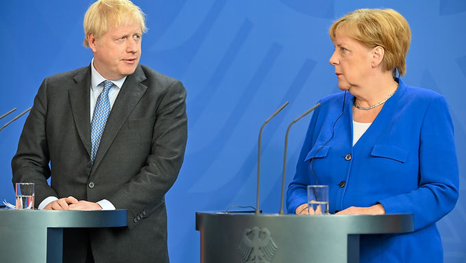 Angela Merkel se reúne con Boris Johnson en Chequers para conversaciones cruciales mientras la canciller alemana "se prepara para dar marcha atrás en las reglas de viaje y deshacerse de la cuarentena para los británicos completamente vacunados", allanando el camino para las vacaciones de verano en la UE para los doblemente vacunados.