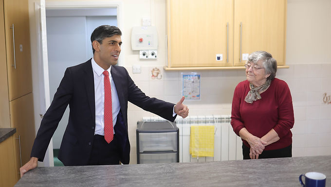 Rishi Sunak se niega a disculparse con la familia de Brianna por atacar las opiniones trans de Keir Starmer mientras Esther Ghey miraba las PMQ diciendo que era "completamente legítimo" criticar al líder laborista.