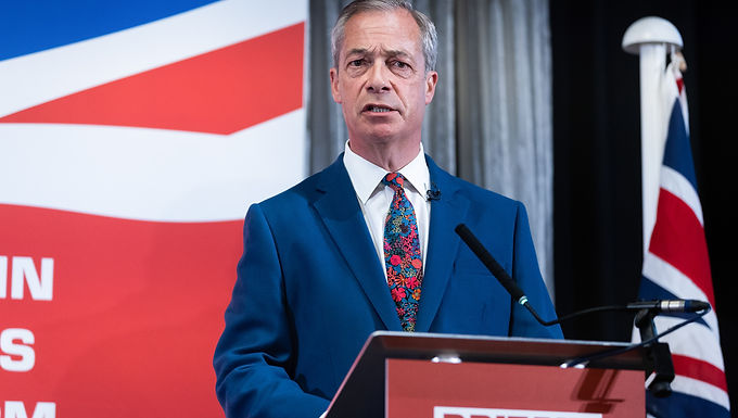 Nigel Farage habla en un evento caótico mientras Reform gana cinco diputados