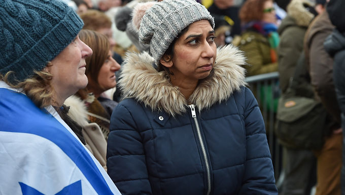 Suella Braverman afirma que "los islamistas están a cargo" de Gran Bretaña a medida que crece la presión sobre Keir Starmer por el caos electoral en la Cámara de los Comunes en Gaza provocado por el presidente que rompió el libro de reglas para proteger a los parlamentarios de los manifestantes.