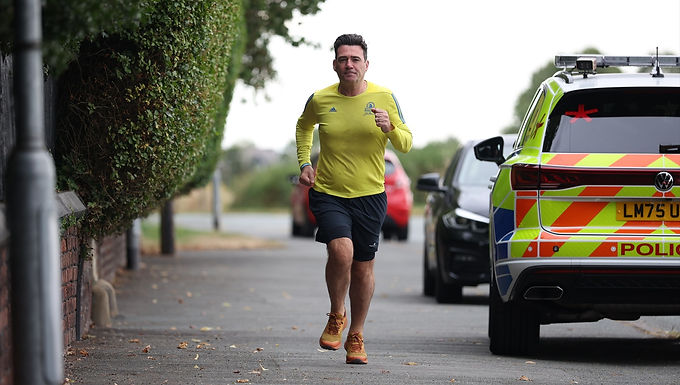 Burnham va primero en los sondeos pero Reform UK le sigue de cerca