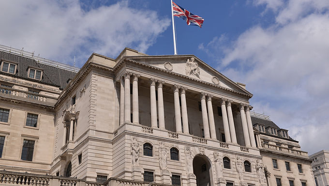 Los aranceles sobre las importaciones de alimentos podrían reducirse drásticamente para aliviar la crisis del costo de vida, dice Boris mientras el Banco de Inglaterra advierte que el Reino Unido enfrenta un crecimiento más bajo y una inflación más alta que otros países