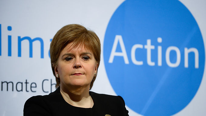 Nicola Sturgeon advierte que los pasaportes de vacunas plantean preocupaciones 'éticas sensibles' y no se comprometerá a introducirlos en Escocia después de que Boris promete llevarlos a los clubes nocturnos, pero podría ofrecer la vacuna a TODOS los escolares de 12 años o más.