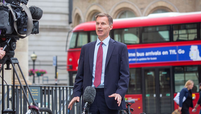 Jeremy Hunt confirma que mantener el triple bloqueo de las pensiones estatales ESTARÁ en el manifiesto electoral conservador mientras defiende decir que 100.000 libras esterlinas al año "no es un salario enorme".