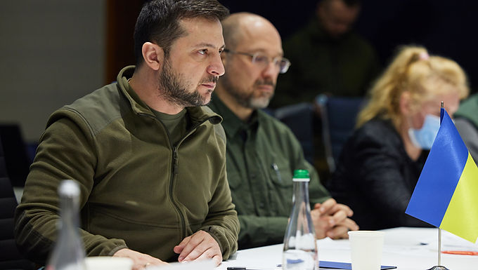 El presidente Zelensky admite que está "muy preocupado" por el apoyo británico a Ucrania después de que Boris Johnson deje el cargo cuando la Primera Dama le dice a Piers Morgan que "le duelen las mejillas de tanto sonreír" y pone cara de valiente por sus hijos.