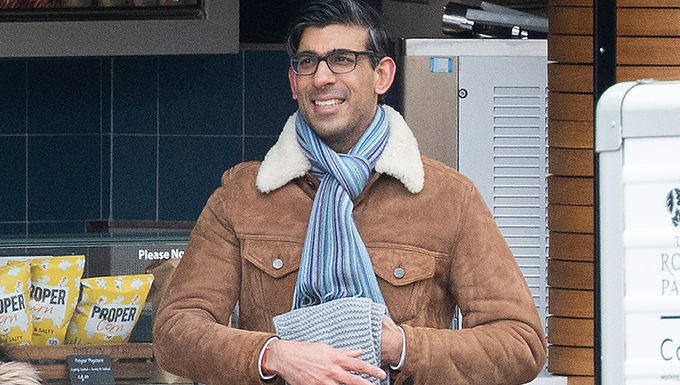 Rishi Sunak revela que su madre lo obligó a tomar clases adicionales de teatro para que hablara "correctamente" y sin acento mientras levanta la tapa sobre el "horrible" racismo que experimentó cuando era niño.