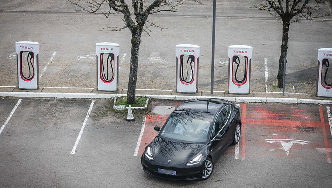 Impulso del automóvil eléctrico para los ricos: el Tesoro critica los planes de Boris Johnson de eliminar los motores de gasolina y diésel y hacer que las empresas aumenten la proporción de vehículos a batería que construyen diciendo que podrían beneficiar "desproporcionadamente" a los ricos