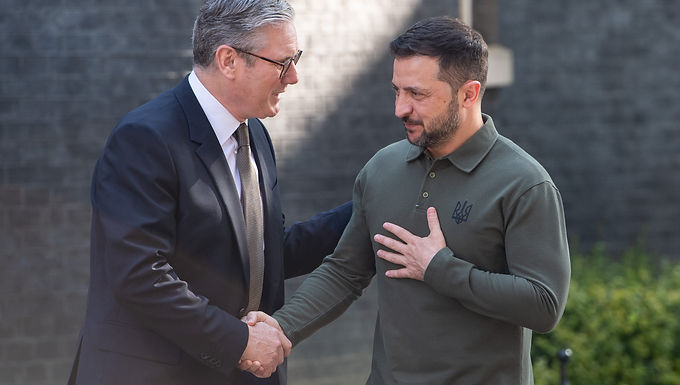 Starmer promete apoyo inquebrantable a Ucrania en medio de acusaciones de Zelensky