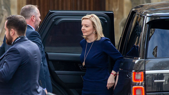 Liz Truss dice que Occidente está "intensificando" la ayuda militar a Ucrania mientras Gran Bretaña hace planes para suministrar vehículos blindados a las fuerzas que luchan contra Rusia, ya que el ministro de Relaciones Exteriores de Kiev dice que el país necesita "armas, armas y armas".