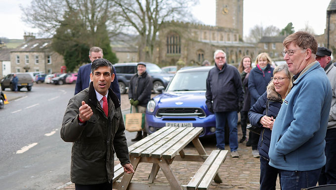 Rishi Sunak afirma que todavía habla con Boris Johnson y se niega a descartar su regreso al gobierno