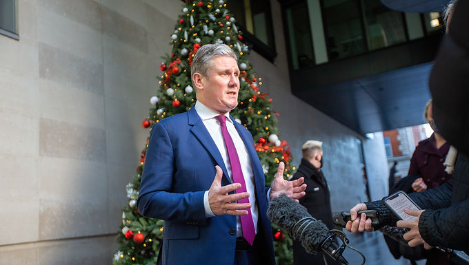 Sir Keir Starmer critica a Boris Johnson diciendo que "todos debemos apegarnos a las reglas... por inconvenientes que sean", mientras usa el discurso de Covid para describir el "patriotismo" laborista e insiste en que Gran Bretaña necesita "un liderazgo en el que podamos confiar".