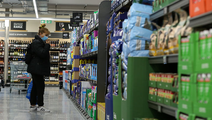 Jeremy Hunt advierte a los supermercados que 'está listo' para introducir nuevas reglas de precios mientras Chancellor confronta a los productores de alimentos por los costos altísimos con cifras que muestran que los precios siguen aumentando un 17% al año