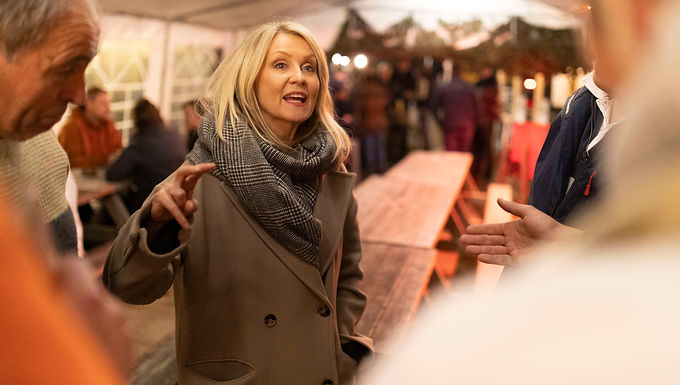 Rishi Sunak insta a todos los ministros a respaldar la prohibición de la zar del 'sentido común', Esther McVey, de los cordones LGBT+ en Whitehall, después de que se abre la división cuando Grant Shapps dice que no le molesta que el personal exprese sus opiniones.