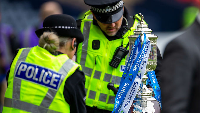 La policía de Escocia desafía la campaña de autoidentificación de género de Nicola Sturgeon llamando hombre al carnicero transgénero arrestado por la desaparición de una niña de 11 años.