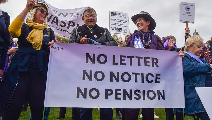 Rishi Sunak se compromete a respetar el triple bloqueo de las pensiones incluso si la persistente inflación significa otro aumento extraordinario, ya que los economistas dicen que los pensionados podrían ver un aumento del 7% el próximo año.