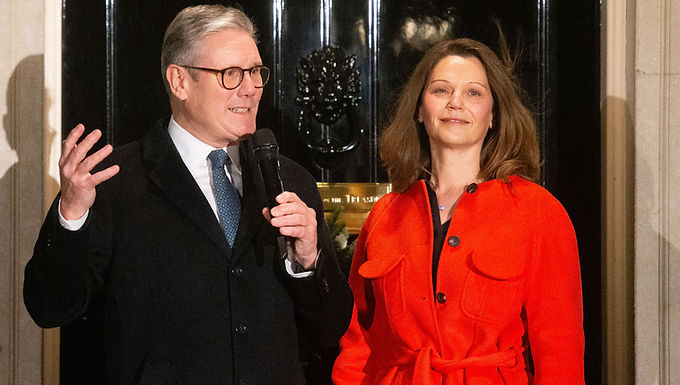 Starmer enfrenta una posible investigación por donaciones de ropa a su esposa