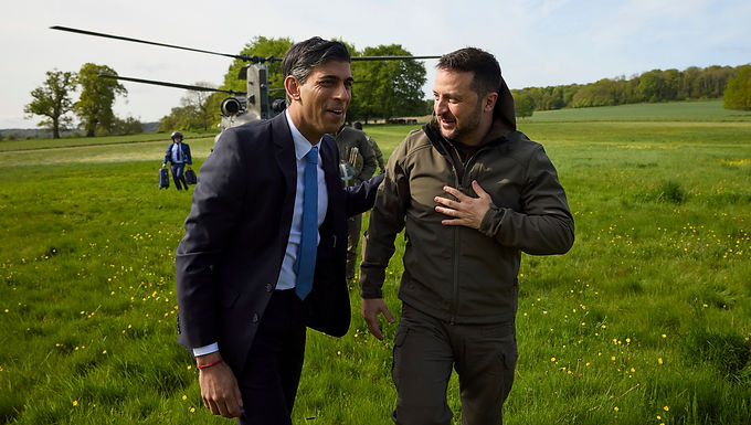 Rishi Sunak y Volodymyr Zelensky anuncian la oferta de la 'coalición de jets' mientras el presidente ucraniano asegura una escuela para capacitar a pilotos durante una visita aérea a Gran Bretaña, y declara que los dos países son 'socios reales'