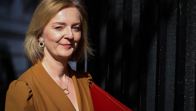 Liz Truss dice que los recortes de impuestos acelerarán la economía en apuros. Rishi Sunak dice que solo alimentarán la inflación.