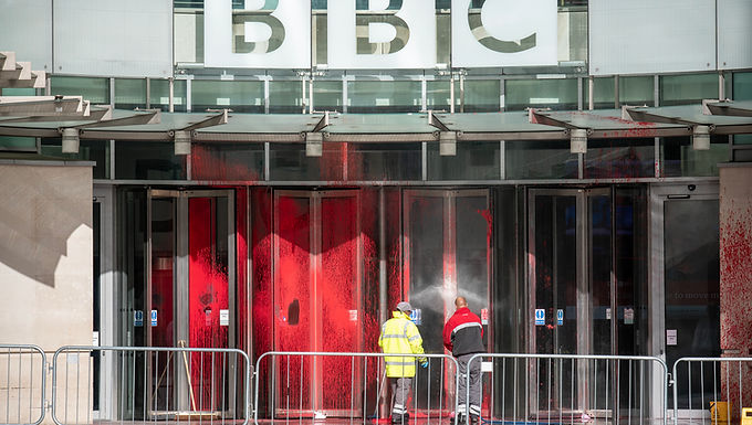 Rishi Sunak critica a la BBC por negarse a llamar terroristas a los asesinos de Hamas mientras los ministros exigen respuestas sobre la decisión.