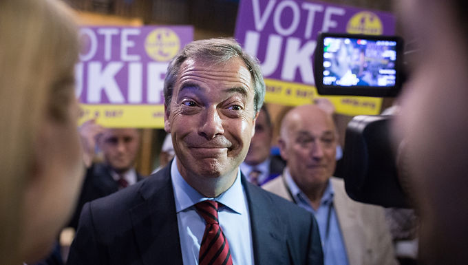 Nigel Farage confirma que está "pensando seriamente" en un regreso a la política británica de primera línea después de que "varios donantes de alto rango" se le acercaron y acusa a Boris Johnson de no "controlar" los cruces de inmigrantes en el Canal.