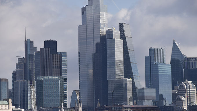 Se ordena a los funcionarios públicos que regresen a la oficina al menos tres días a la semana mientras Rishi Sunak ataca los hábitos de la FMH de Whitehall