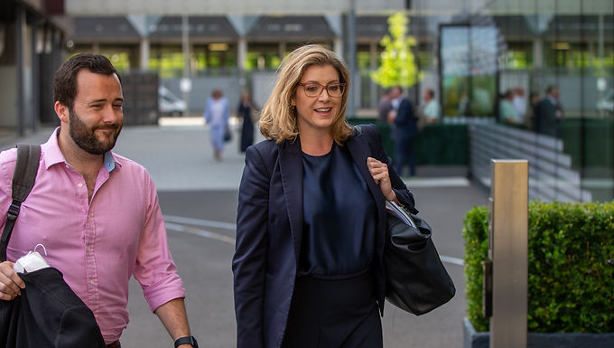 La ministra de Comercio, Penny Mordaunt, está en "observación de renuncia" e incluso los aliados de Boris creen que el voto de censura es "inevitable": pero el primer ministro dice que los enemigos "necesitarán un tanque para sacarlo del número 10" cuando nombra al ministro Brexiteer como jefe de gabinete