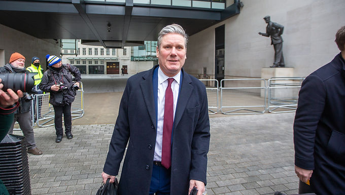 Boris Johnson insta a los parlamentarios a mostrar "moderación" sobre el aumento salarial discutido del 2,7 por ciento a £ 84,000, ya que Keir Starmer dice que sus salarios deben congelarse en abril cuando las facturas de energía aumenten y el aumento de NI entre en vigor.
