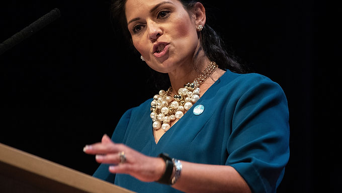 Boris Johnson respalda a Priti Patel en disputa con la policía por pago