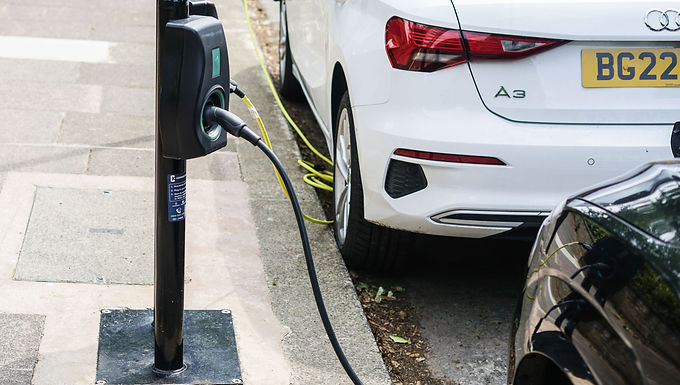 Boris promete multiplicar por diez los puntos de recarga de coches eléctricos para 2030: el Gobierno apunta a 300.000 dispositivos públicos para finales de la década