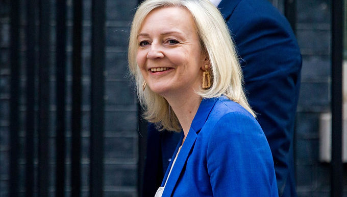 Liz Truss promete revelar un plan de costo de vida de £ 100 mil millones: el secretario de Relaciones Exteriores anunciará un gigantesco paquete de apoyo, que incluye congelar las facturas de energía para millones de hogares, si se convierte en líder Tory hoy