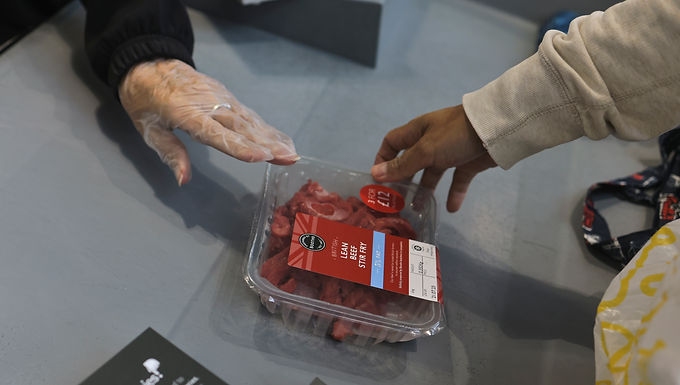 La epidemia de hurto por encargo en Gran Bretaña: las bandas que atacan las tiendas para robar productos y venderlos están "siendo alimentadas por personas que luchan con las facturas de alimentos y la alta inflación"