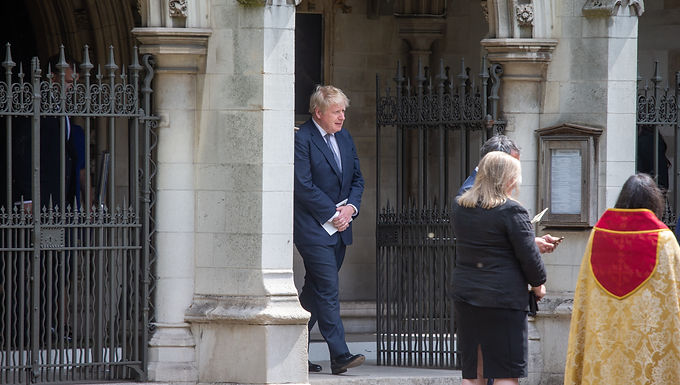 Boris Johnson marca el centenario de Irlanda del Norte en misa después de que la Reina se ve obligada a retirarse debido a "mala salud", y el Sinn Fein (y el presidente irlandés) se niegan a participar.