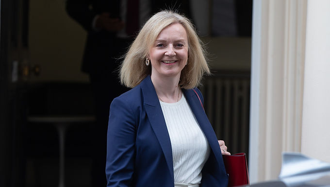 La ex primera ministra Liz Truss culpa al establishment de izquierda por el fracaso de sus políticas económicas