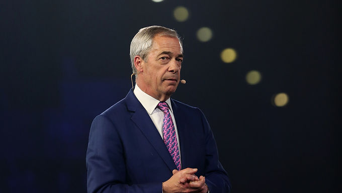 Farage lucha por liderar una fiesta que se ajusta al fondo de un taxi - Starmer