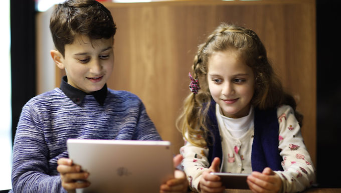 Reino Unido estudia prohibir los móviles y las redes sociales a los menores de 16 años