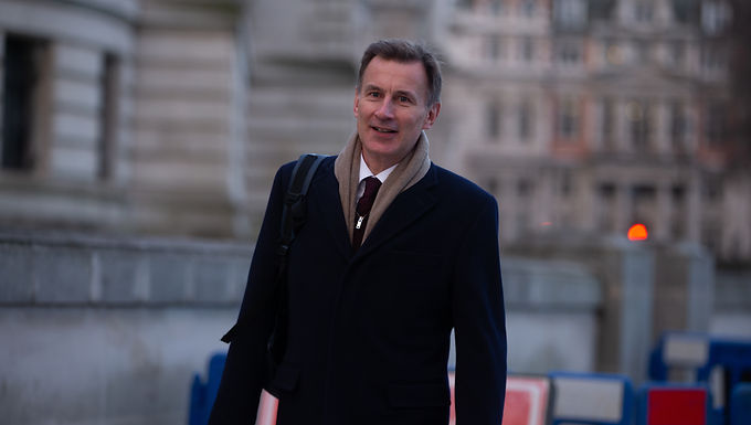 El canciller Jeremy Hunt lanza otra reprimenda contundente a los parlamentarios conservadores que exigen recortes de impuestos anticipados para reactivar la economía, diciendo que "solo agregarían combustible al fuego de la inflación".