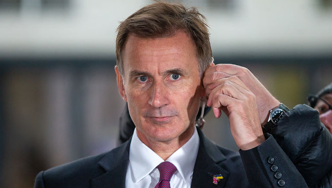 Jeremy Hunt enfrenta una reacción violenta por los planes presupuestarios de choque para aumentar la tasa impositiva máxima a 50 peniques a pesar de las advertencias de que rompería el manifiesto Tory de 2019