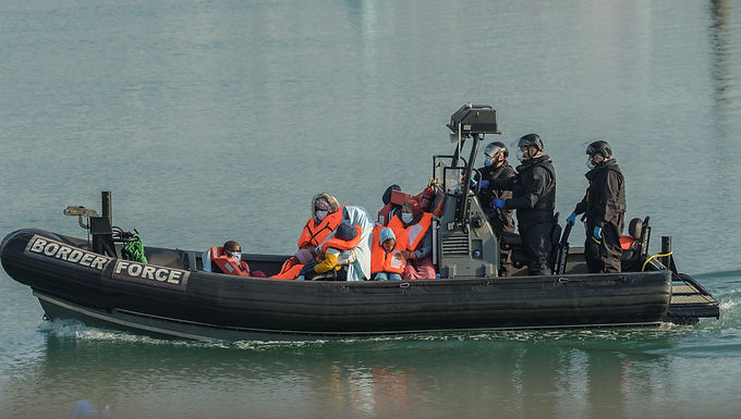 Sunak redobla su promesa de "detener los barcos" mientras continúan los cruces del Canal