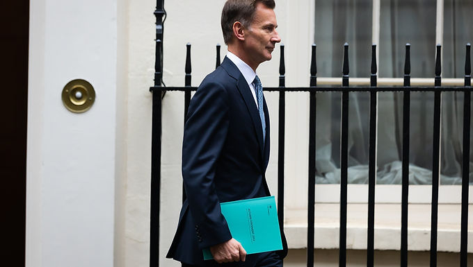 Jeremy Hunt advierte que los ministros se enfrentan a "decisiones difíciles" a medida que la deuda del Reino Unido se dispara y los préstamos alcanzan niveles récord